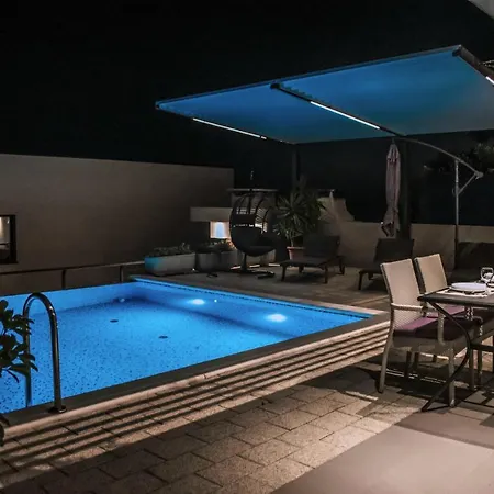 Apartment With Private Pool 