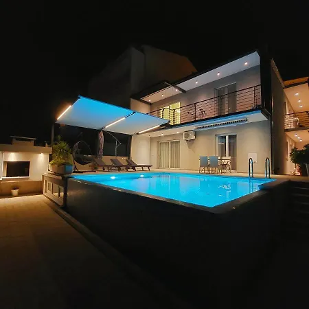 Apartment With Private Pool 